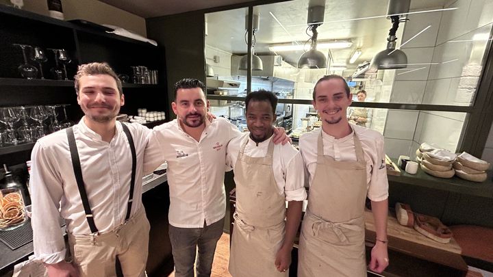Gérald Guille (deuxième à gauche) entouré de son équipe en cuisine, à Lille, au restaurant étoilé Pureté. (BERNARD THOMASSON / FRANCEINFO)