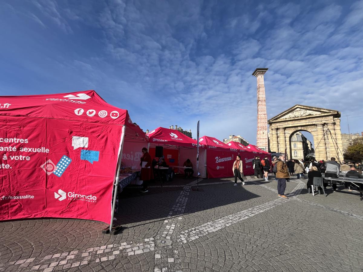 Stands et lieux de dépistage étaient installés sur la place de la Victoire le 1er décembre.