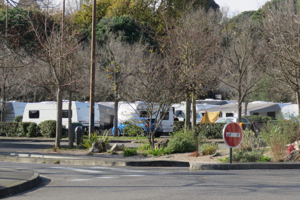 Le campement de gens du voyage sur le parking P3 mardi 2 novembre 2025.
