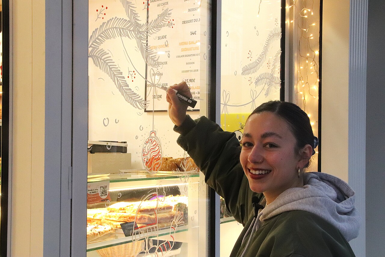 VIDÉO. À l'approche de Noël, le succès fou d'Alia, qui enchante les vitrines de Paris avec ses peintures