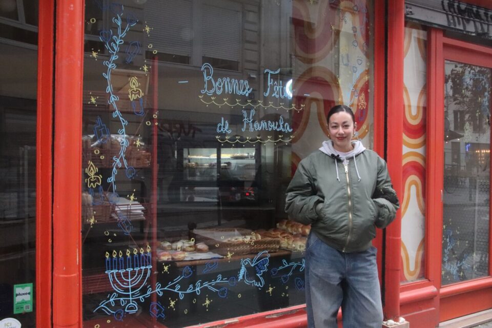 Alia devant la Boulangerie du Sentier, dont elle continue régulièrement de décorer la vitrine.