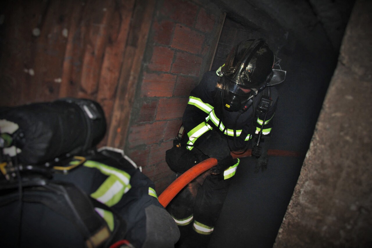 un incendie se déclare dans un appartement en pleine nuit et fait une dizaine de victimes