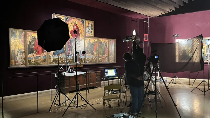 Des membres du Centre de Recherche et de Restauration des Musées de France (C2RMF) à l'Hôtel-Dieu des Hospices Civils de Beaune, jeudi 11 décembre 2025.