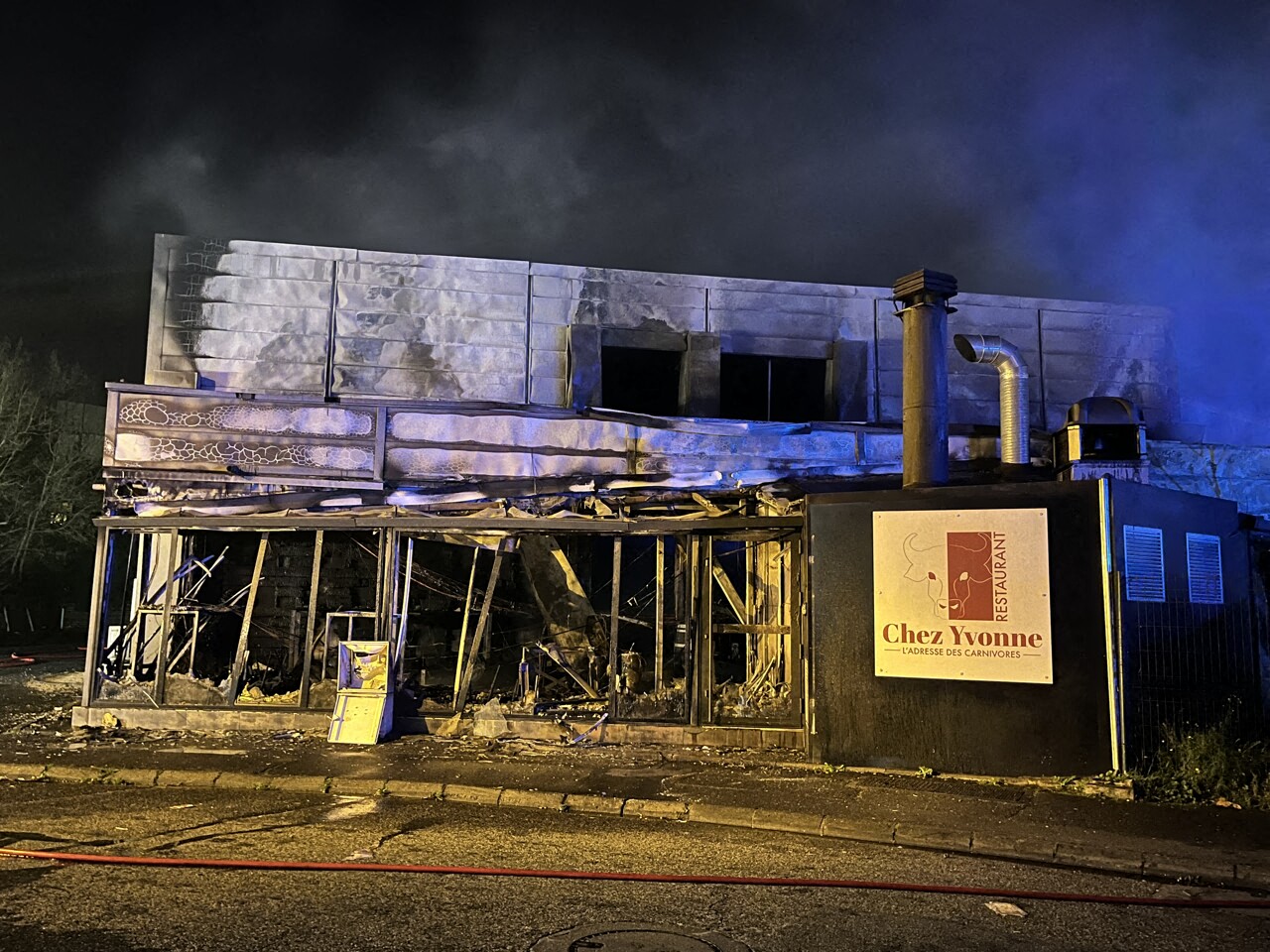 totalement embrasé, le réputé restaurant Chez Yvonne a été détruit