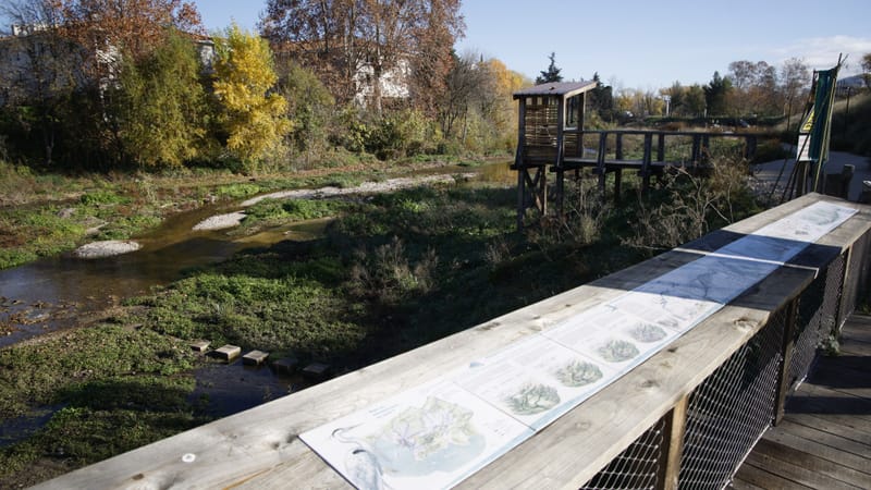 Sur la partie nord du nouveau parc, une cabane d'observation surplombe le vaste bassin aménagé pour recueillir l'expansion de l'Huveaune en cas de crue.