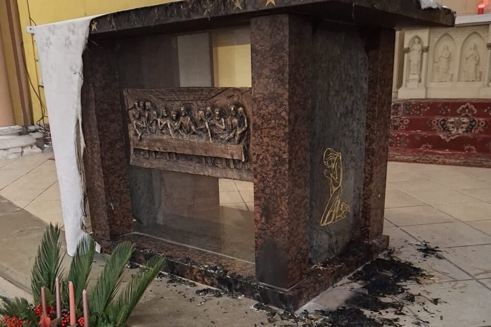 La nappe de l'autel principal a également été brûlée. Des cendres se trouvent au sol.