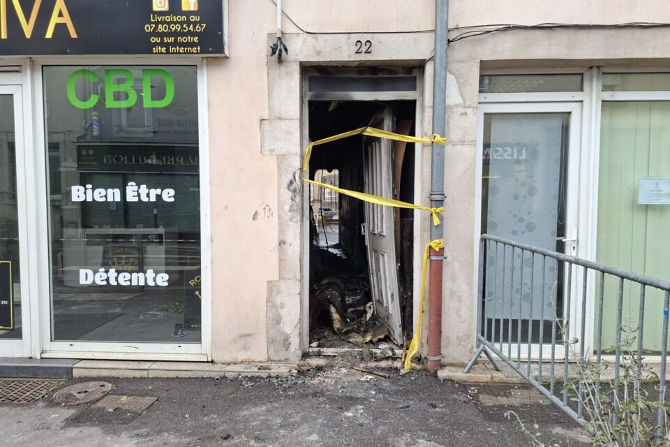 Menée par la gendarmerie, une enquête a été ouverte pour connaître les circonstances de l'incendie.