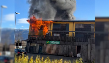 Près de Grenoble. Un épais panache de fumée visible dans le ciel, gros incendie en cours