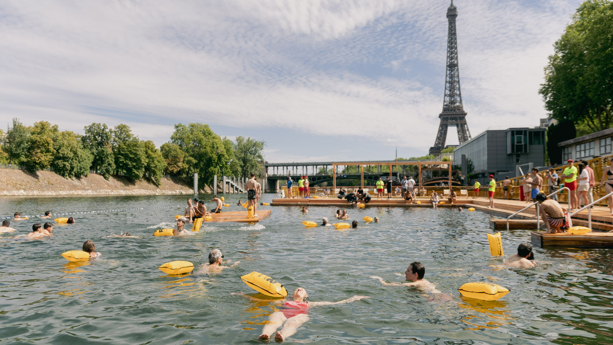 © Joséphine Brueder / Ville de Paris - Plus de 175 000 personnes ont profité des sites de baignade en eau libre à Paris, sur la Seine, la Marne et le Bassin de la Villette.