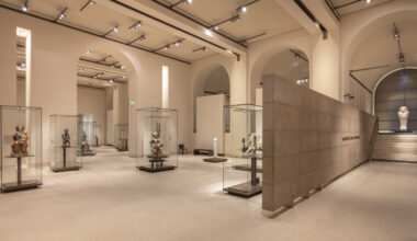 © Musée du Louvre - Le musée inaugure la Galerie des cinq continents, un espace rénové de 130 œuvres pensé pour décloisonner l’histoire de l’art et relancer un musée fragilisé.