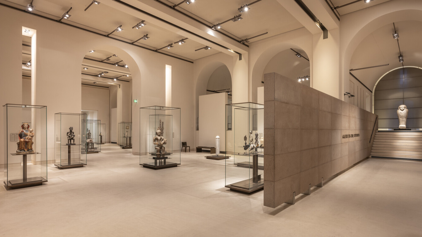 © Musée du Louvre - Le musée inaugure la Galerie des cinq continents, un espace rénové de 130 œuvres pensé pour décloisonner l’histoire de l’art et relancer un musée fragilisé.