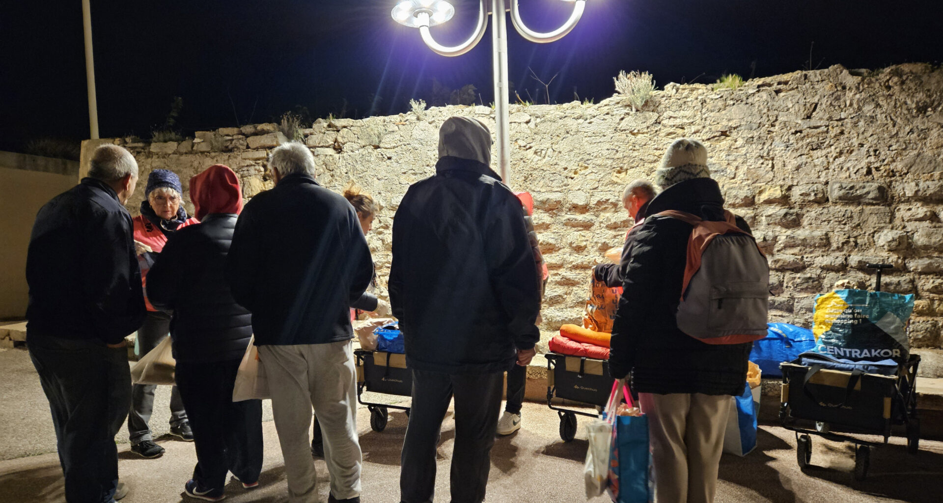 © S. Gauthier - Un peu de Toit va à la rencontre des sans-abris, majoritairement des hommes, entre 30 et 60 ans, en quête d’une soupe, d’un café, d’un repas chaud, d’une bouteille d’eau et d’un morceau de pain.