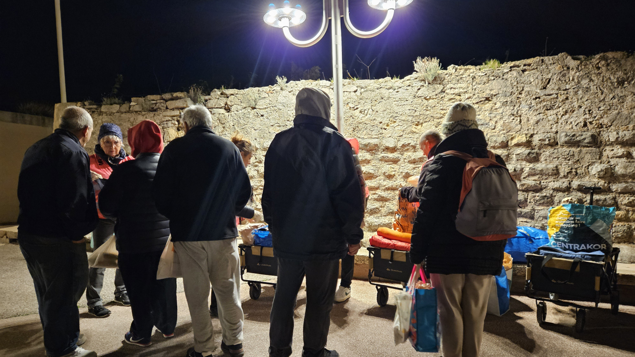 © S. Gauthier - Un peu de Toit va à la rencontre des sans-abris, majoritairement des hommes, entre 30 et 60 ans, en quête d’une soupe, d’un café, d’un repas chaud, d’une bouteille d’eau et d’un morceau de pain.