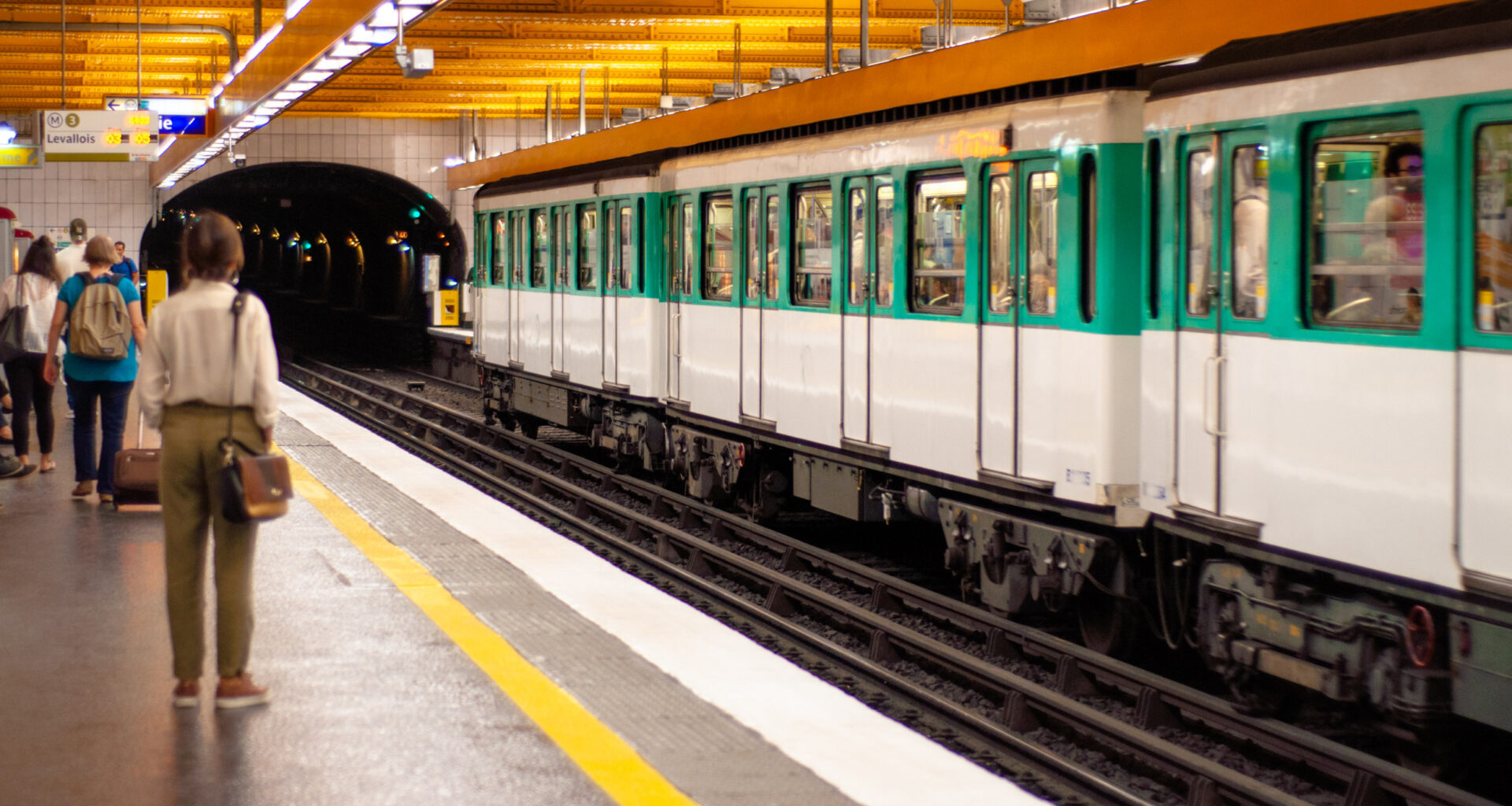 © Shutterstock - Comme chaque année, Île-de-France Mobilités met en place des transports gratuits et ouverts toute la nuit du 31 décembre au 1er janvier.