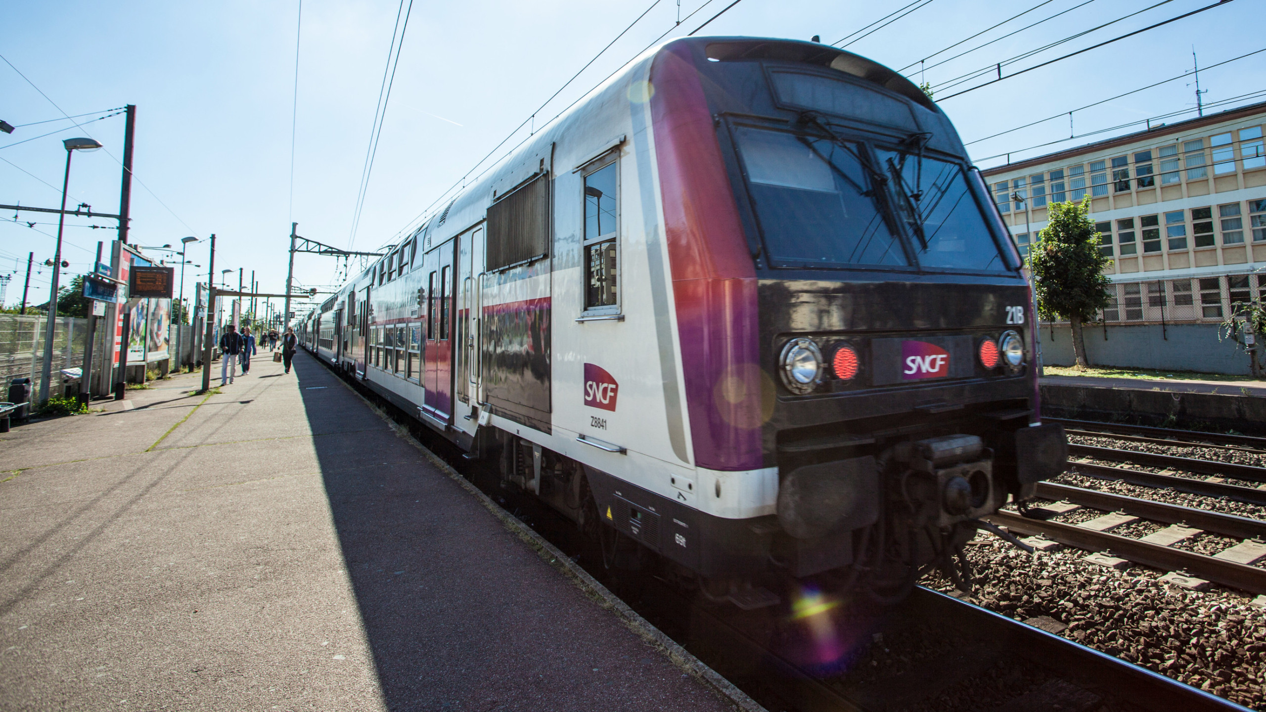 © Shutterstock - Île-de-France Mobilités crée une ligne dédiée aux branches de Dourdan et Saint-Martin-d’Étampes et commande 55 trains neufs pour améliorer la ponctualité.