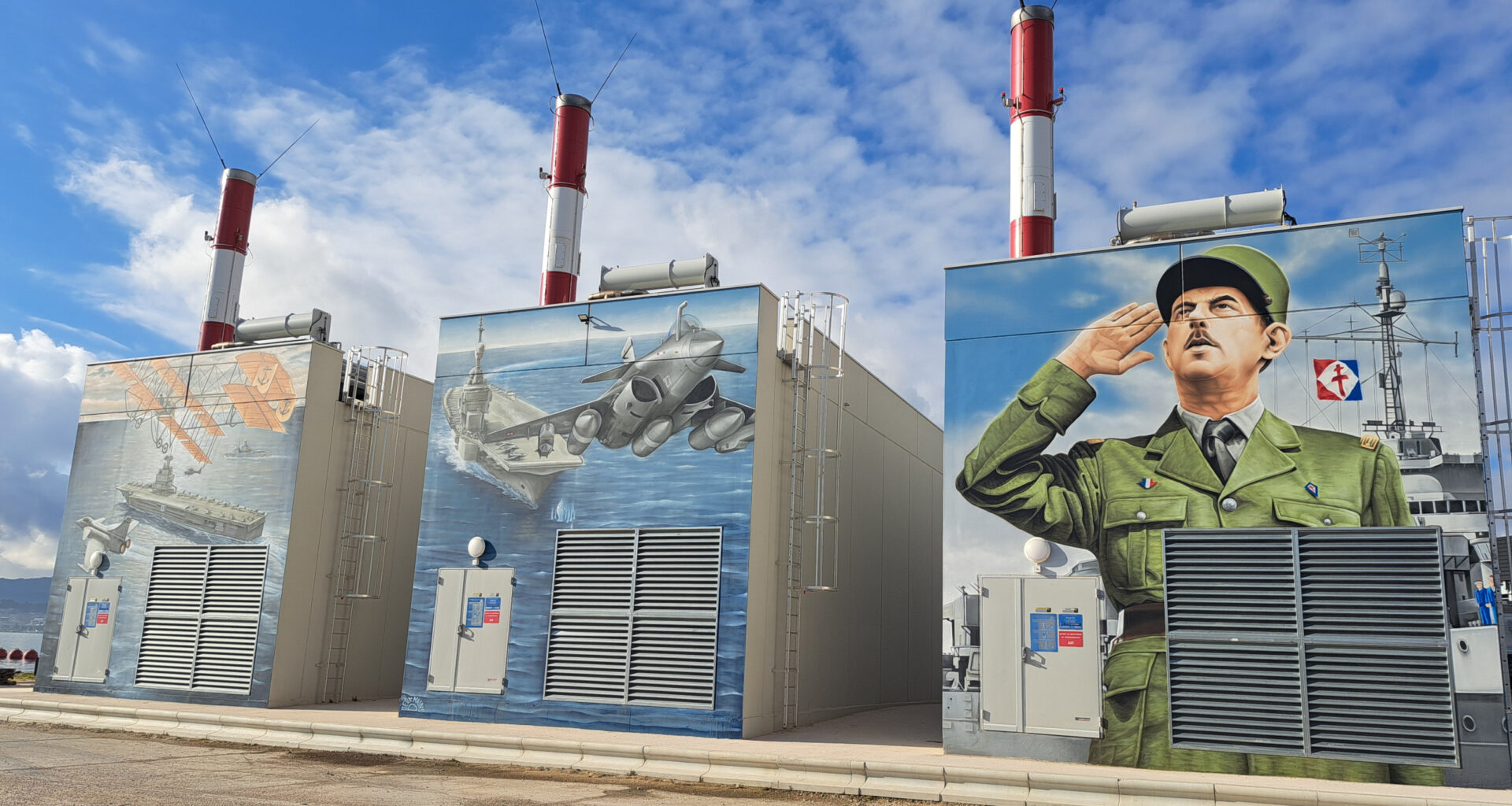© K. Sarrazin - Fait rare pour un site industriel : il est recouvert de grandes fresques en hommage à Charles de Gaulle et au porte-avions qui porte son nom.