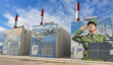 © K. Sarrazin - Fait rare pour un site industriel : il est recouvert de grandes fresques en hommage à Charles de Gaulle et au porte-avions qui porte son nom.