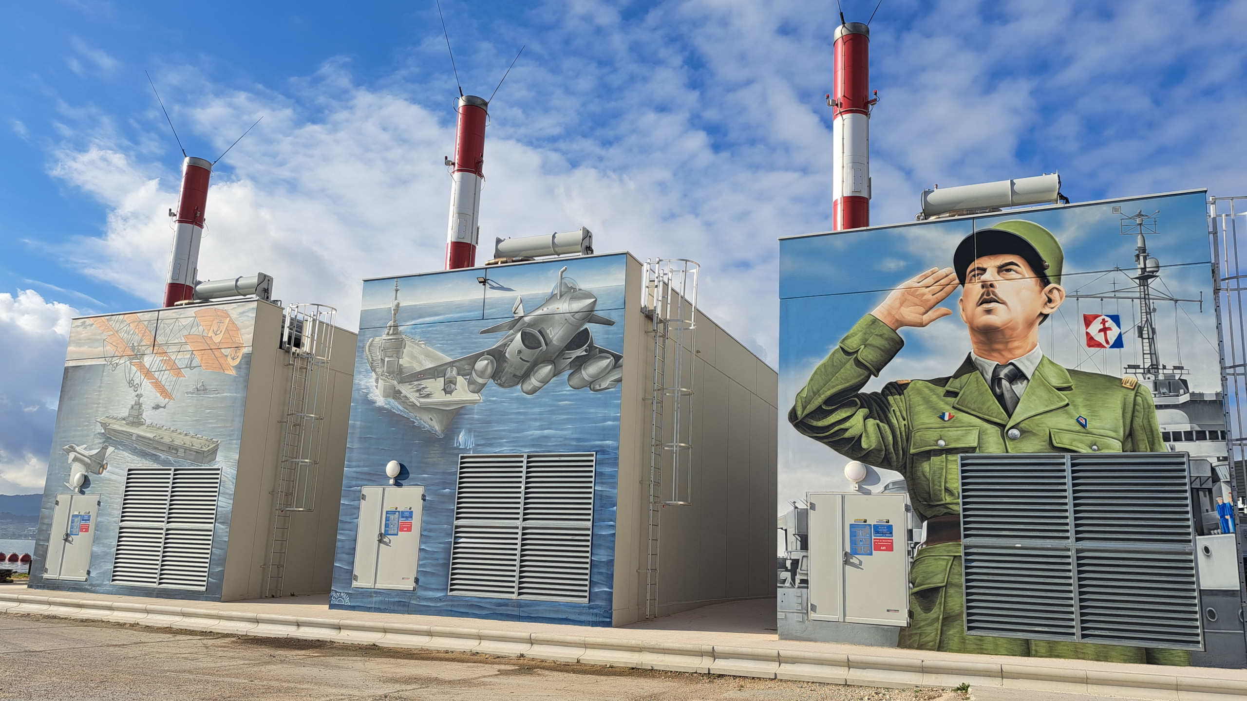 © K. Sarrazin - Fait rare pour un site industriel : il est recouvert de grandes fresques en hommage à Charles de Gaulle et au porte-avions qui porte son nom.