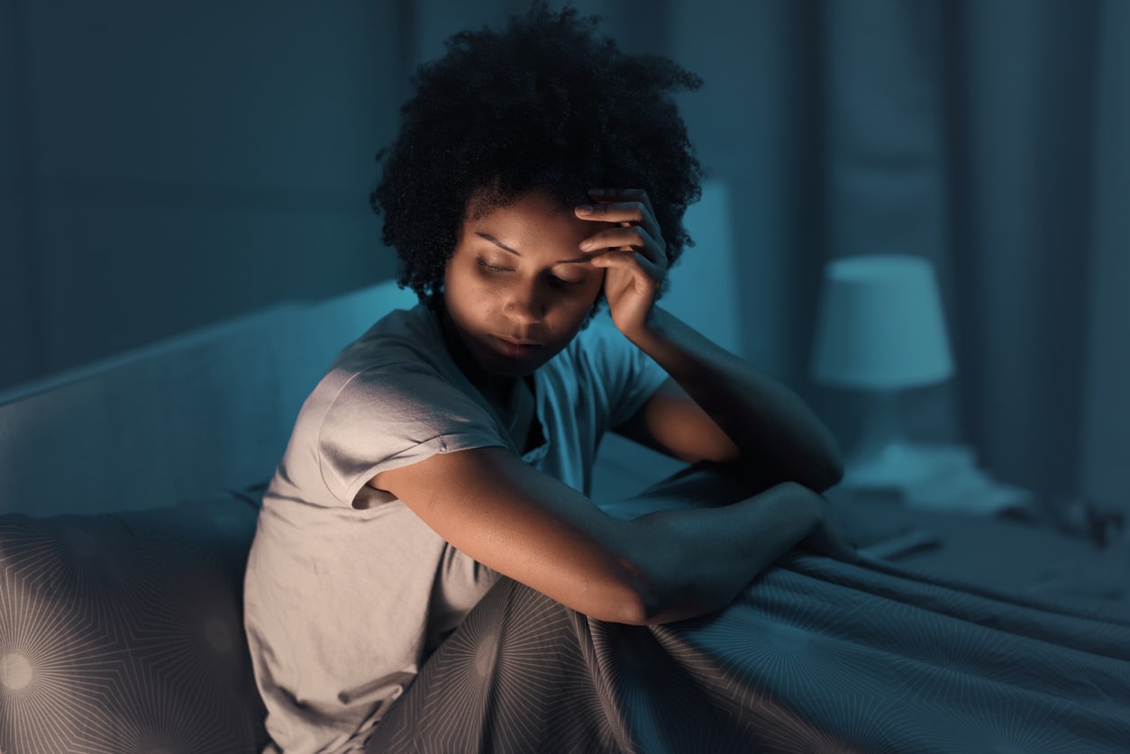 insomnie troubles sommeil femme lit dormir mal lumière