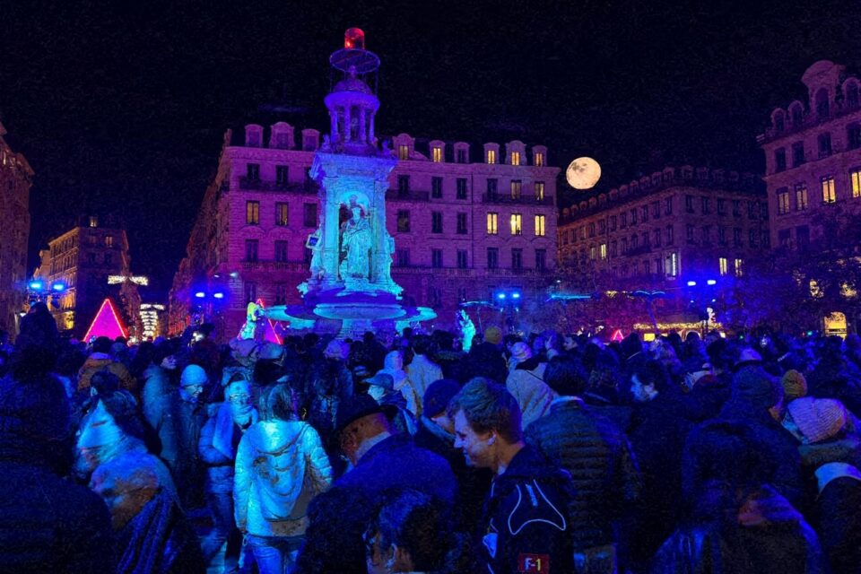 Il y a du monde sur la place des Jacobins. Point négatif : les décorations ne sont pas assez surélevées.
