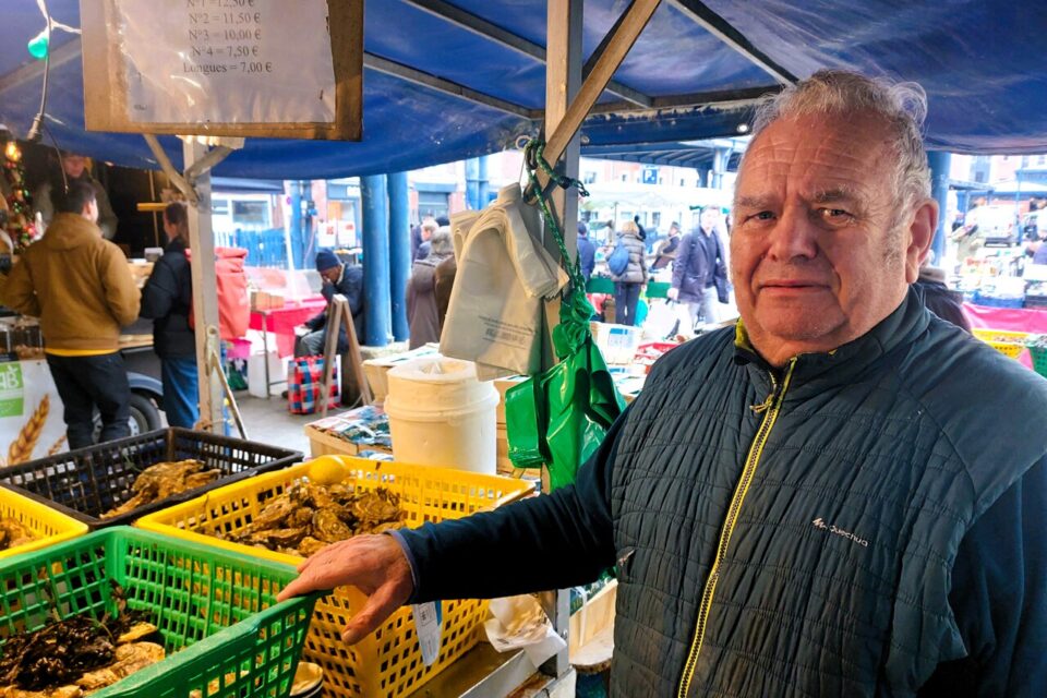 Jacques Thomas est vendeur d'huîtres de Saint-Vaast-la-Hougue depuis 1986. 