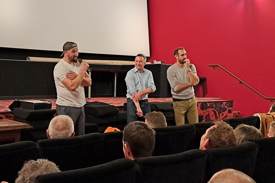 Jérôme Bayle (à gauche) explique aux spectateurs toulousains la détresse de sa profession.