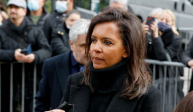 Karine Le Marchand prend la parole après avoir soutenu Véronika Loubry, endeuillée par la mort de son compagnon Gérard Kadoche