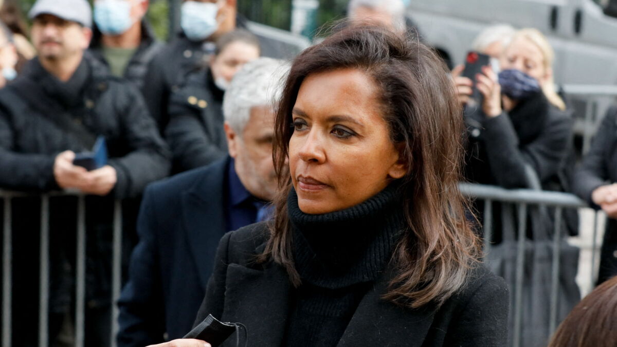 Karine Le Marchand prend la parole après avoir soutenu Véronika Loubry, endeuillée par la mort de son compagnon Gérard Kadoche