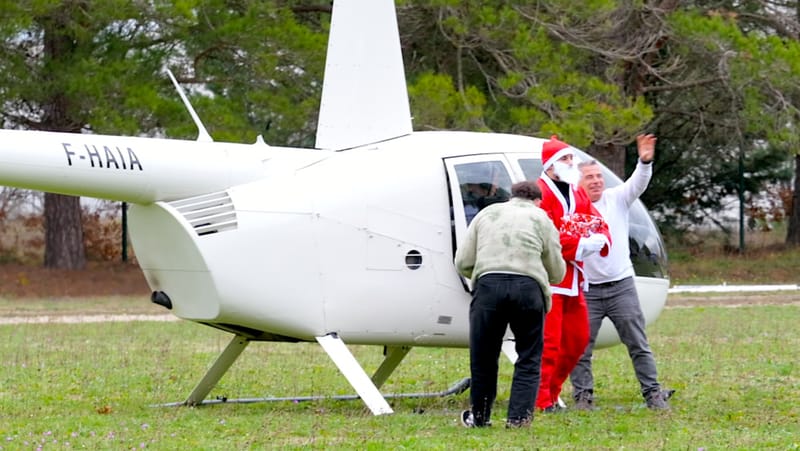 L'appareil attendu par les CRS et les enfants malades réunis par l'association Soleil Bleu Azur a débarqué le Père Noël ce samedi 20 décembre aux Milles.