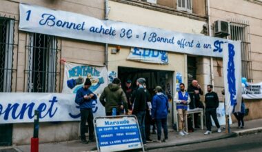 un bonnet offert aux sans-abri à Marseille