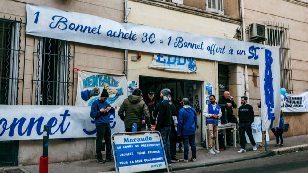 un bonnet offert aux sans-abri à Marseille