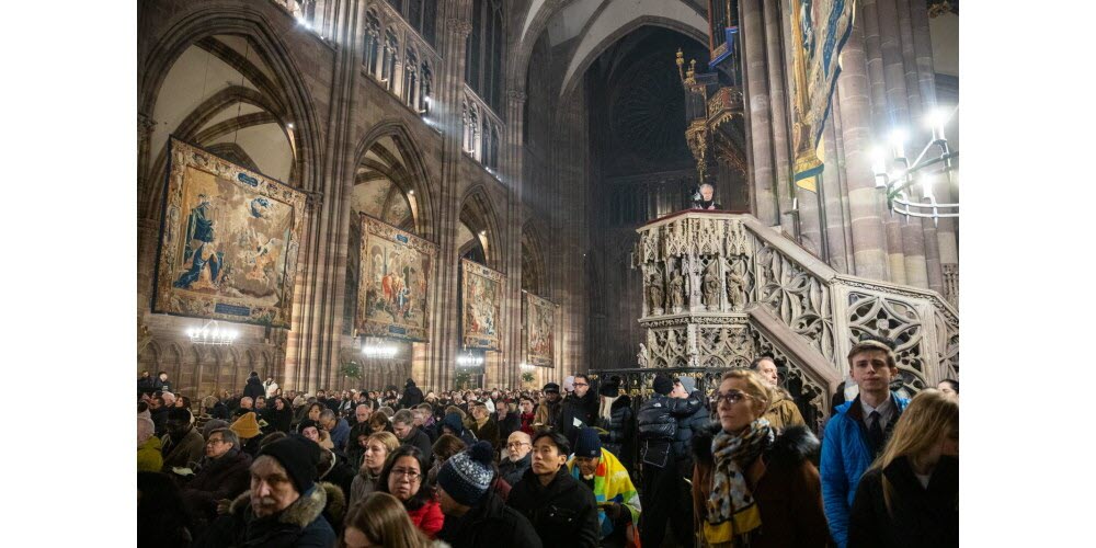 La messe de minuit. Le soir du réveillon de Noël, la cathédrale de Strasbourg, pleine et parée de ses tapisseries, vibre de ferveur et de joie. Photo Antonin Utz