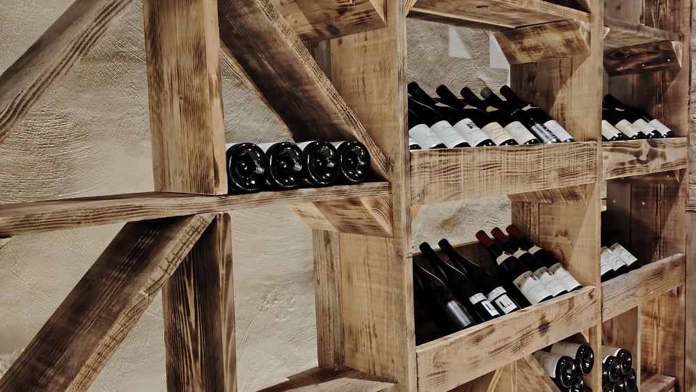 Derrière une porte secrète, ce nouveau restaurant de Saint-Étienne-du-Grès recèle un "trésor" viticole