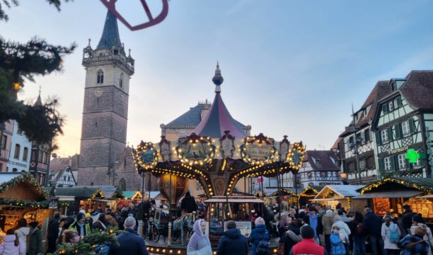 La place du Marché à Obernai, dimanche 21 décembre 2025, peu avant la tombée de la nuit.   Photo Guillaume Muller