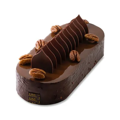 La dernière création de Lac, la bûche Mantaro qui se compose d'une dacquoise aux amandes, praliné croustillant, noix de pécan, sablé breton et crémeux chocolat noir Pérou 70 %.