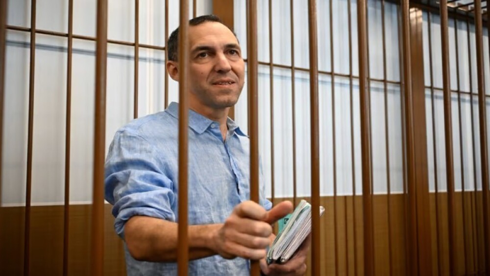 La famille du chercheur français emprisonné en Russie espère une libération "pendant les fêtes" de fin d'année