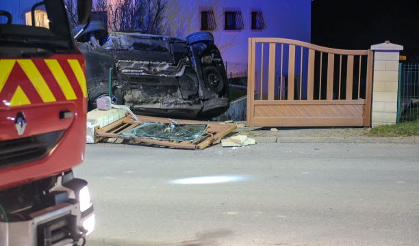 Le conducteur a perdu le contrôle à l'entrée du village et a terminé sa course en sens inverse sur le toit. Photo Jean-Noël Portmann