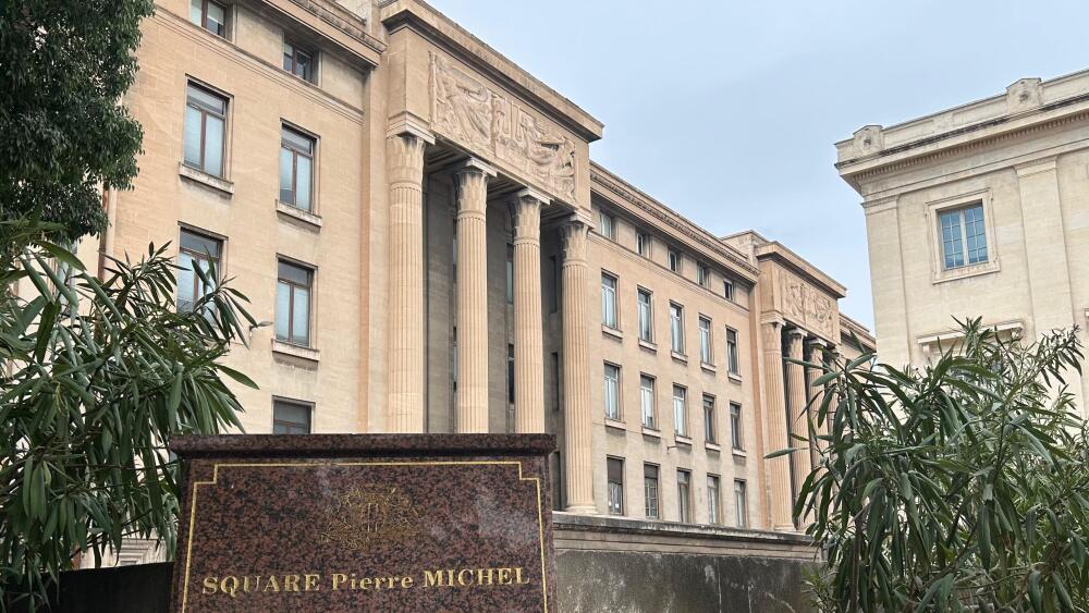 Pris en flagrant délit de vol dans une voiture à Marseille, il crache sur les policiers