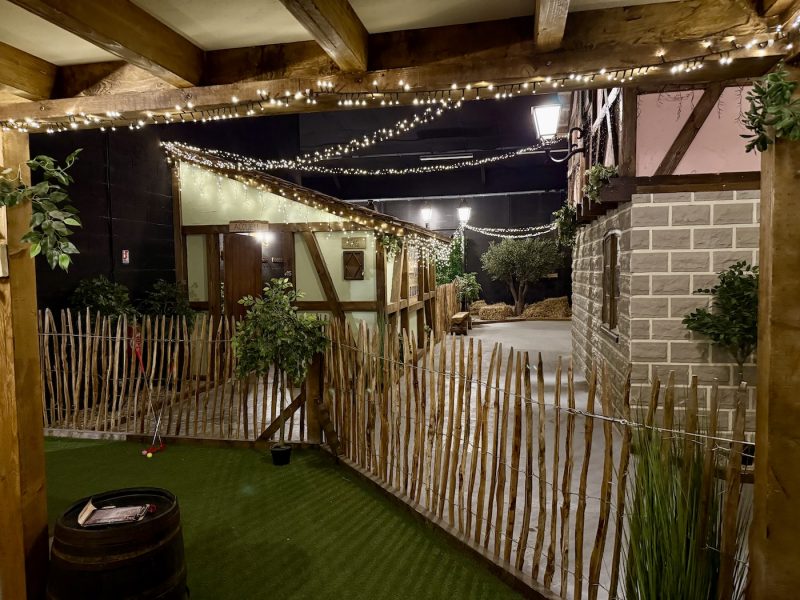 Le village secret 2 taverne terrasse mini golfIMG_4889 2