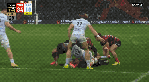 Il claque cette passe au pied avec le même langage corporel que s'il descendait les poubelles, l'insolent.