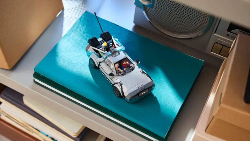 La machine à remonter le temps de Retour vers le futur // Source : Lego