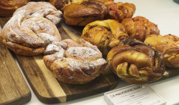 Les babkas seront bientôt rejointes en vitrine par de nouvelles viennoiseries.   Photo Franck Kobi