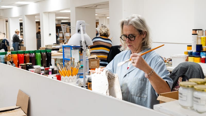 Les couleurs, fabriquées à partir de pigments de la région, sont aussi créées dans les ateliers, dans le quartier de Saint-Victor.