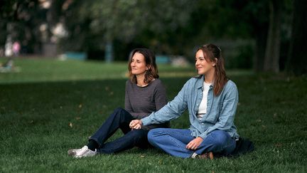 Photo du film "Les enfants vont bien" de Nathan Ambrosioni récompensé au Festival du film francophone d'Angoulême, le 30 août 2025, avec Camille Cottin et Monia Chokri. (MANUEL MOUTIER / CHI-FOU-MI PRODUCTIONS)