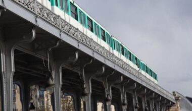 mort d'un homme malvoyant après avoir chuté sur les rails du métro à Paris