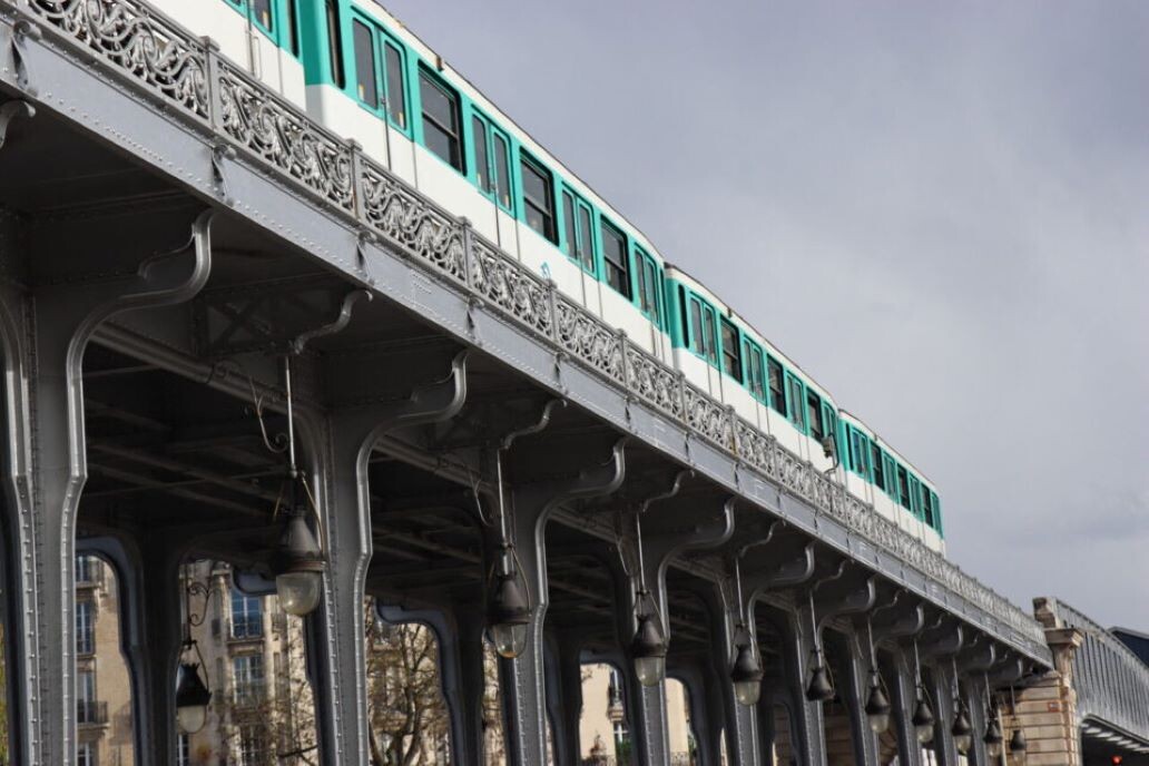 mort d'un homme malvoyant après avoir chuté sur les rails du métro à Paris