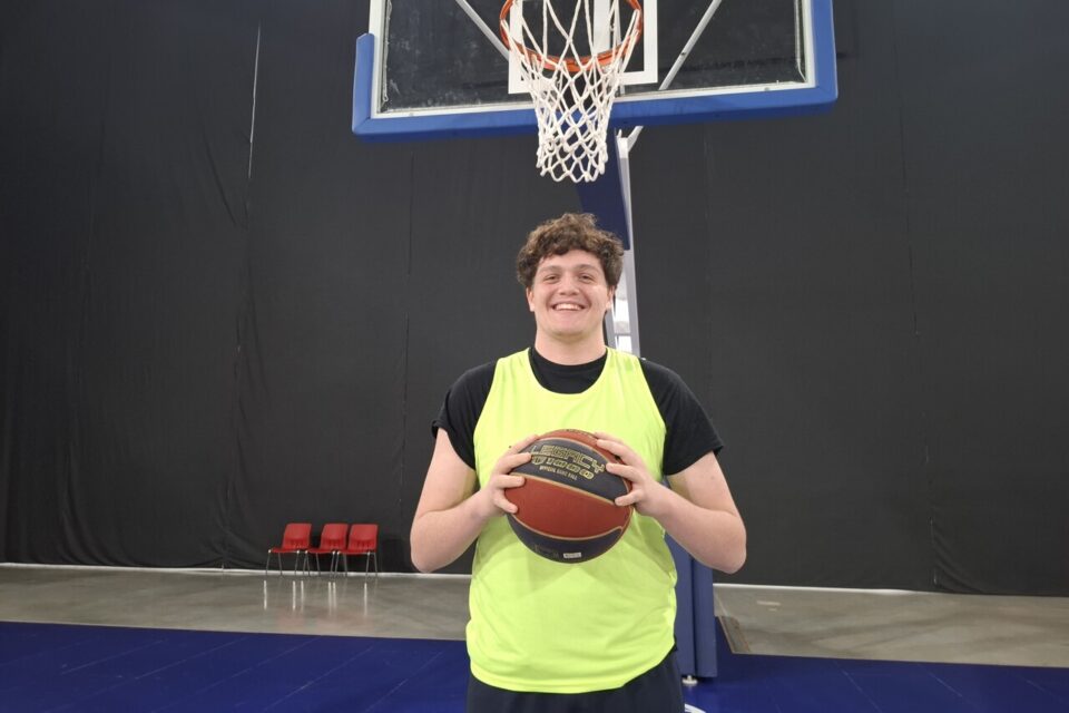 Loris a eu la chance d'intégrer le centre de formation du RMB. Sur le terrain, du haut de ses 2,10 mètres, il se démarque.