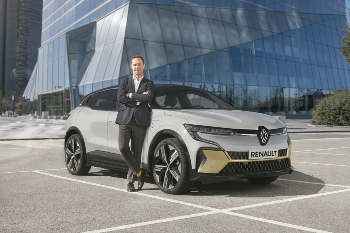Luca de Meo, PDG de Renault, debout devant la Mégane E-Tech Electric, en extérieur