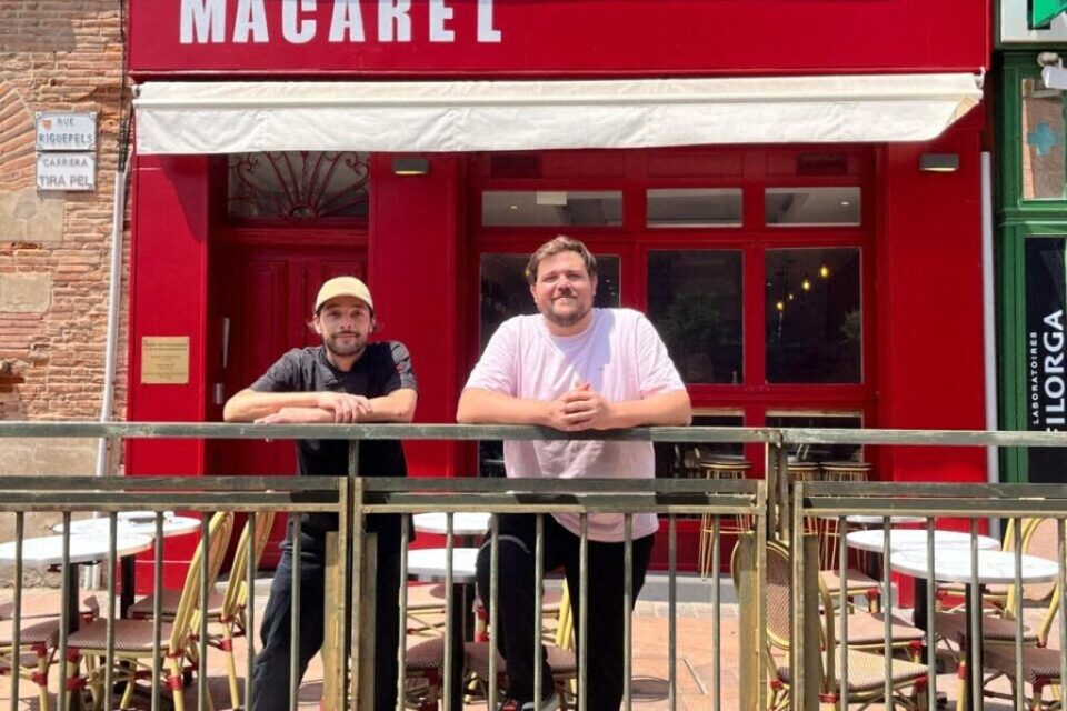 Quatre amis ont ouvert un nouveau restaurant en face de la cathédrale Saint-Etienne de Toulouse. 