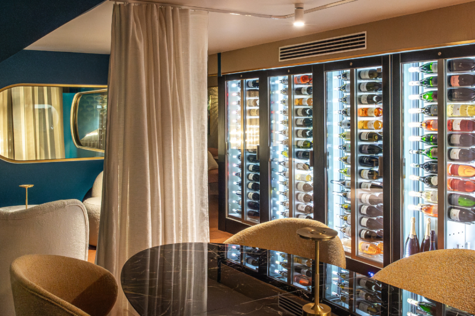 L'accueil des clients se fait dans une salle à l'étage dans laquelle une immense cave vitrée est présentée.